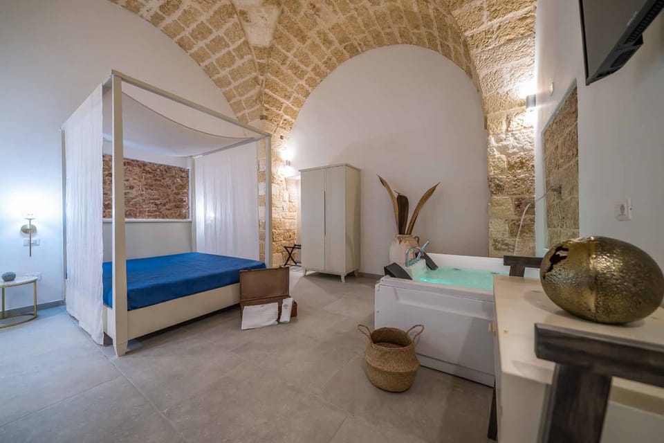 Deluxe Double Room | Minibar, in-room safe, desk, iron/ironing board