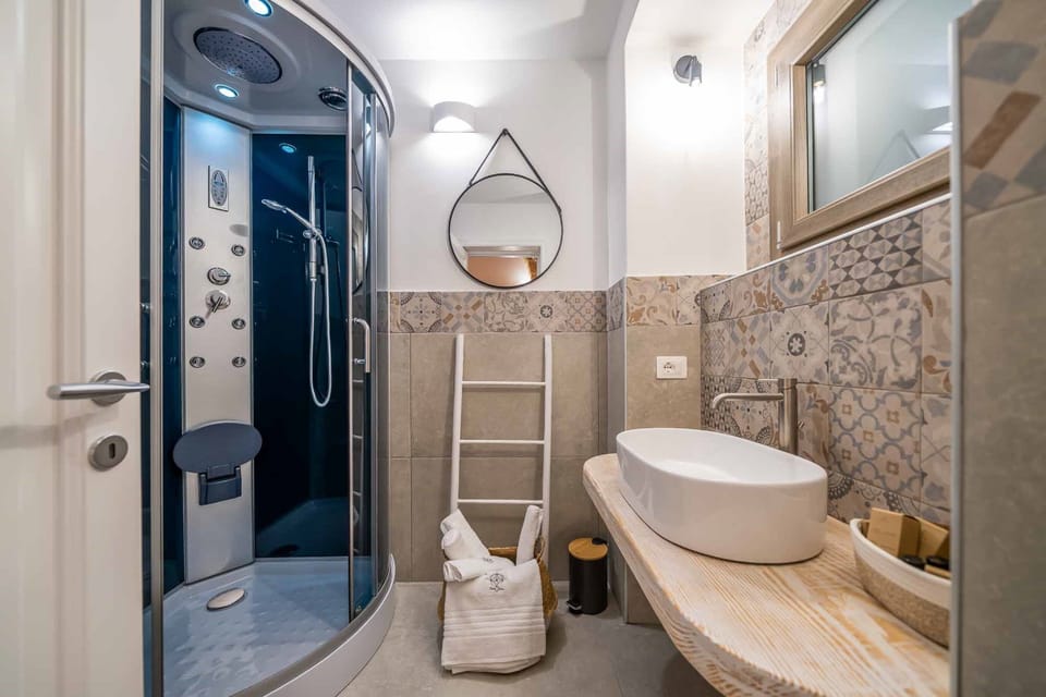 Classic Double Room | Bathroom | Separate tub and shower, jetted tub, rainfall showerhead, hair dryer