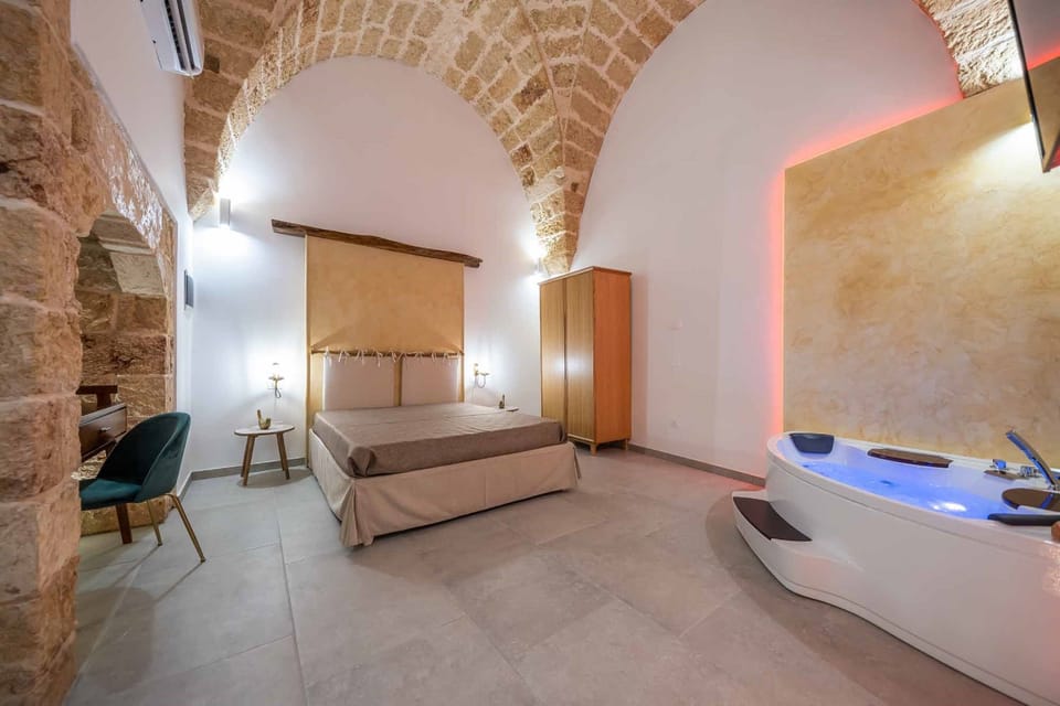 Classic Double Room | Minibar, in-room safe, desk, iron/ironing board