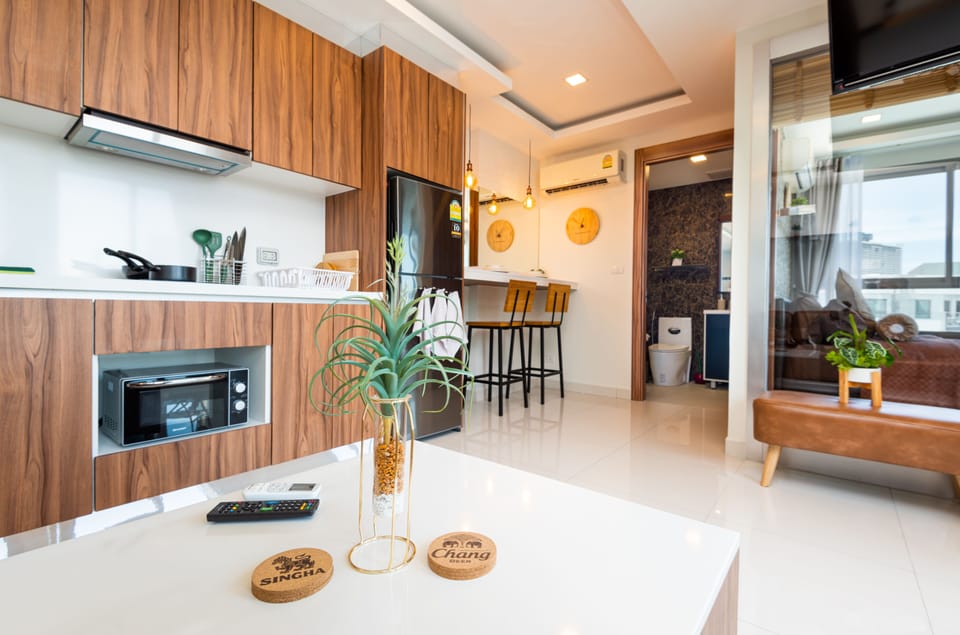Executive Suite, 2 Bedrooms, Pool View, Poolside | Living room | 41-inch LED TV with cable channels, TV