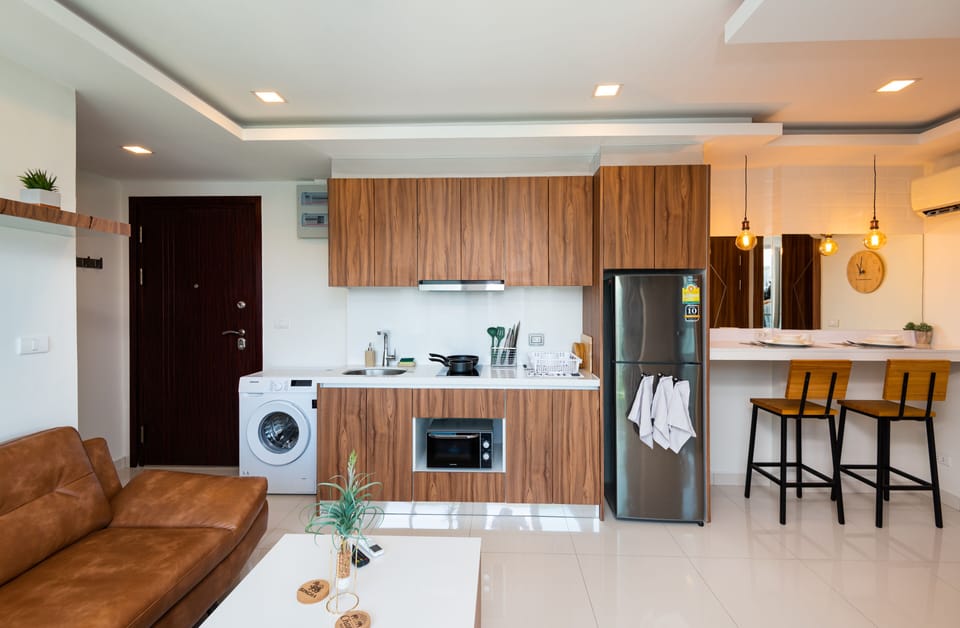 Executive Suite, 2 Bedrooms, Pool View, Poolside | Private kitchen | Full-size fridge, microwave, stovetop, coffee/tea maker