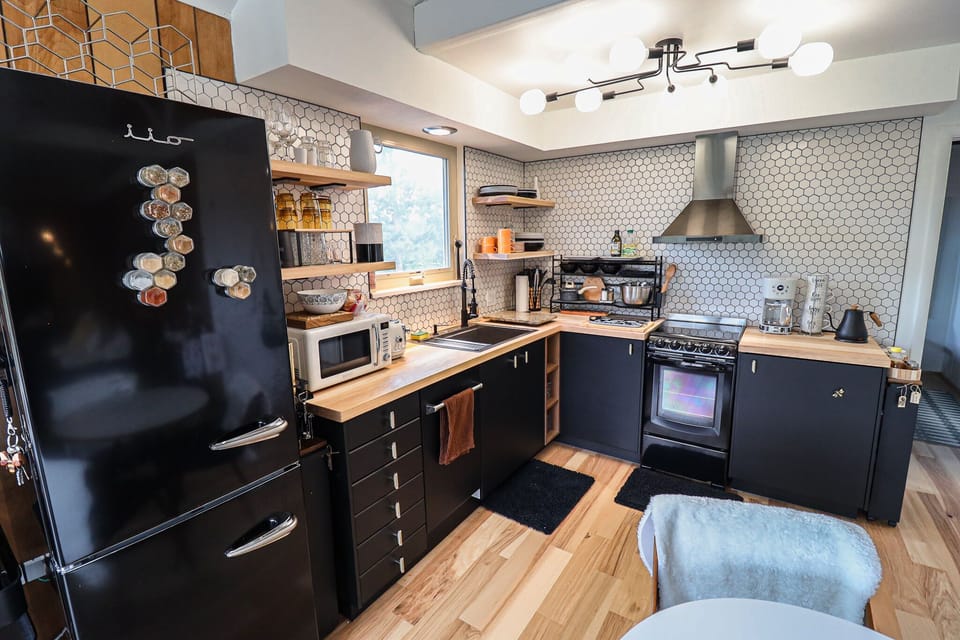 Kitchen w/ brand new appliances