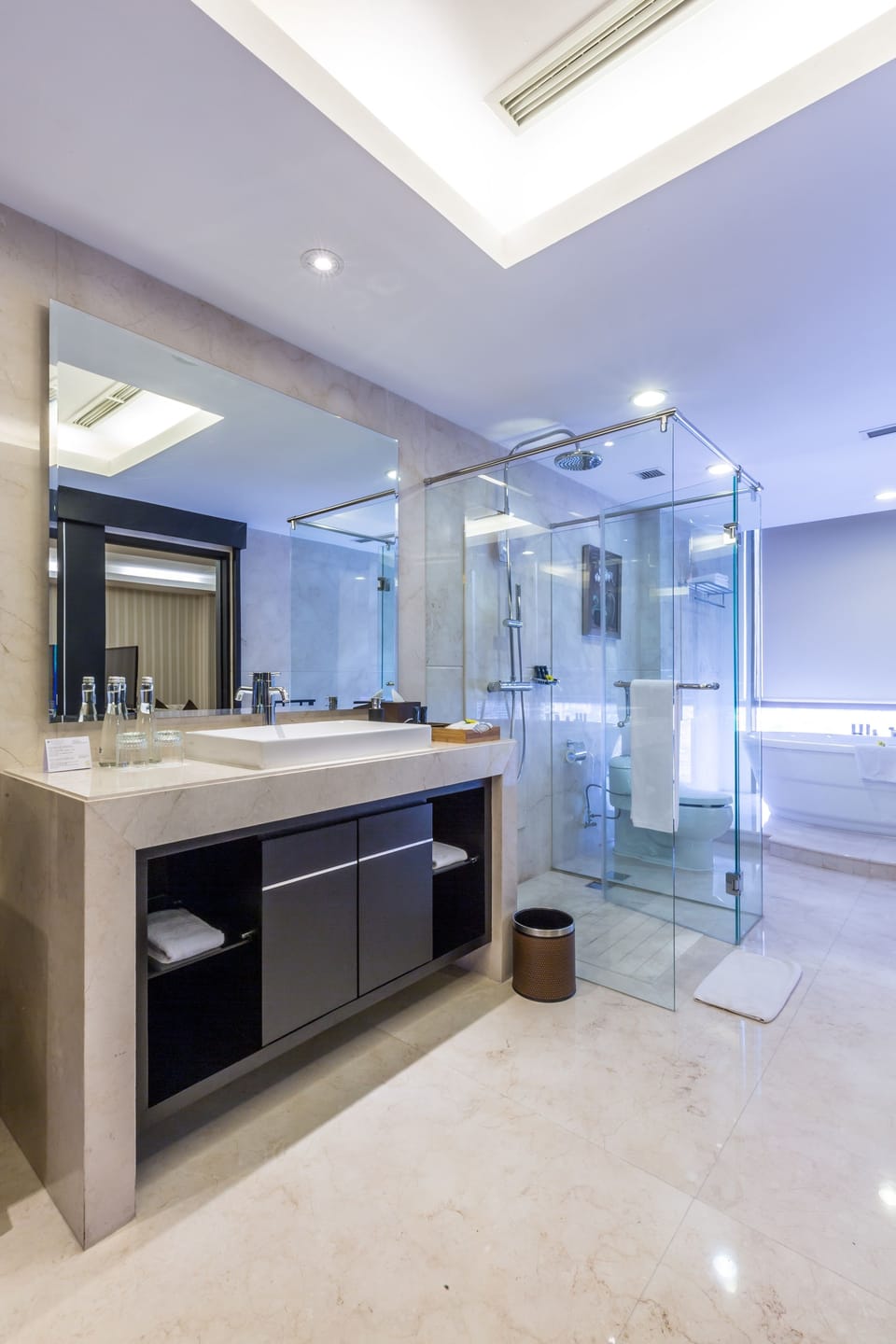 Presidential Suite King Bed | Bathroom | Free toiletries, slippers, towels