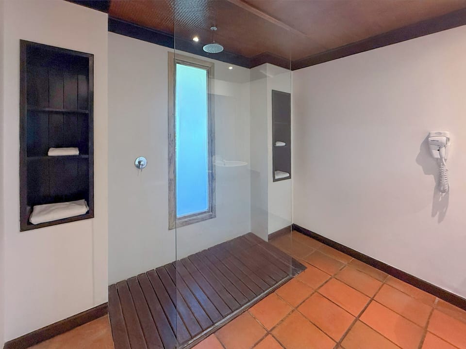 Minibar, in-room safe, soundproofing, free WiFi