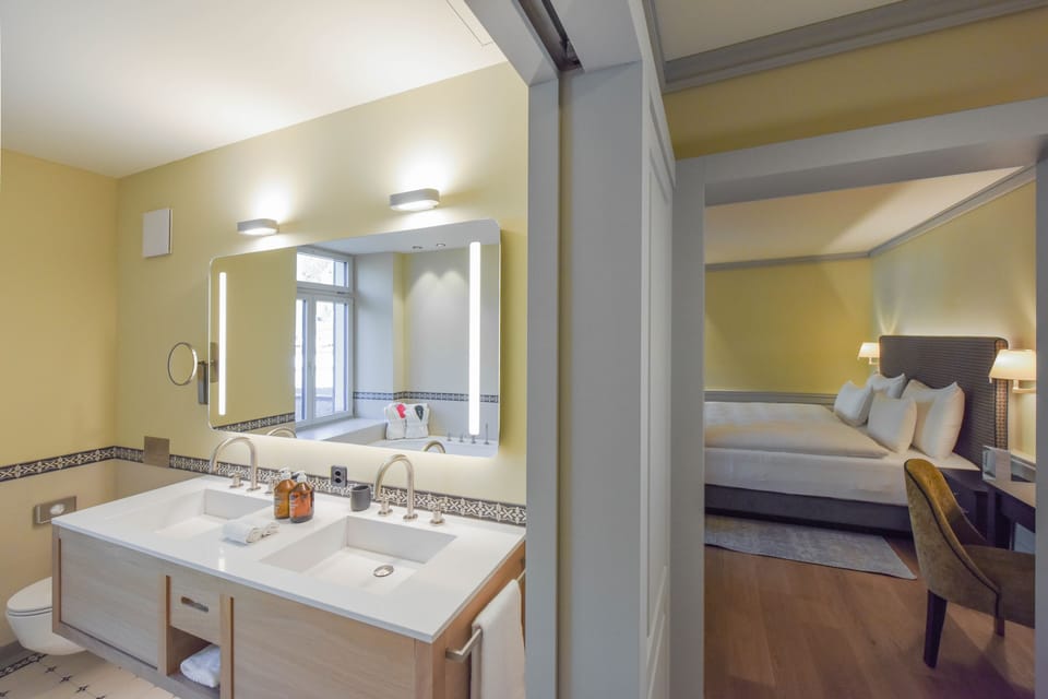Junior Suite Cresta | Bathroom | Free toiletries, hair dryer, bathrobes, slippers