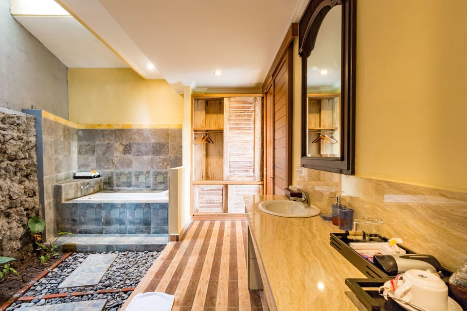 Riverside Suite  | Bathroom | Shower, rainfall showerhead, hair dryer, soap