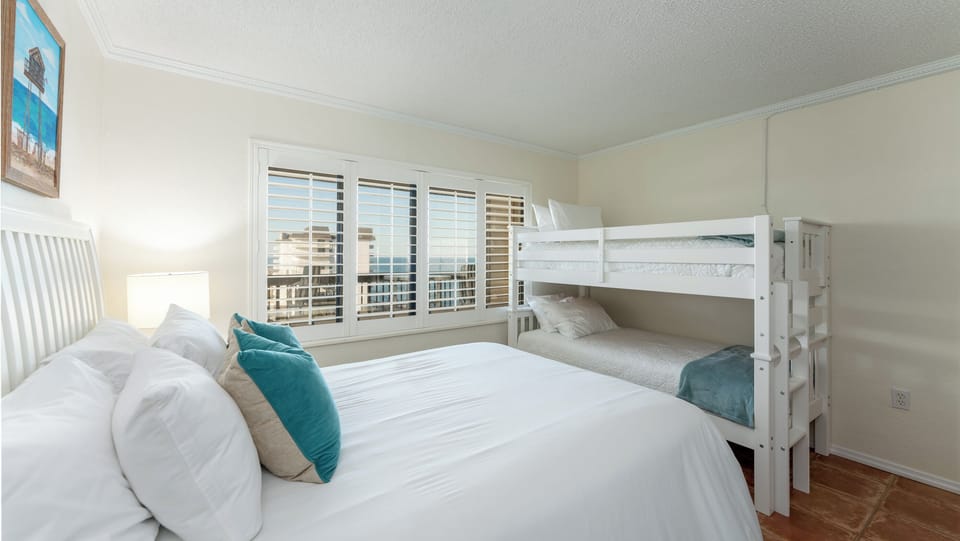 Comfy Queen Bed with Twin Bunk Bed