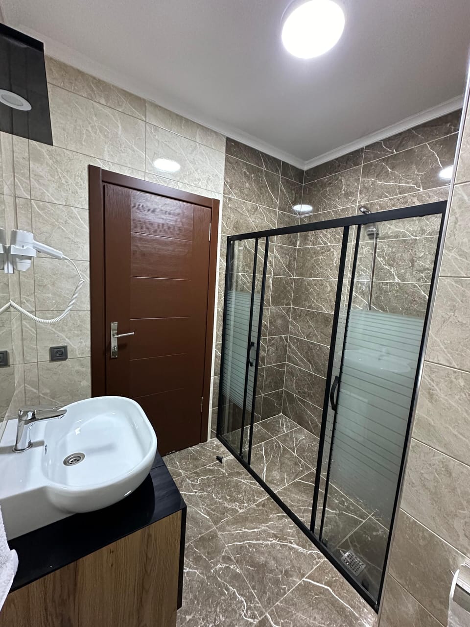 Standard Room, Non Smoking, Mountain View | Bathroom | Shower, hair dryer, slippers, towels
