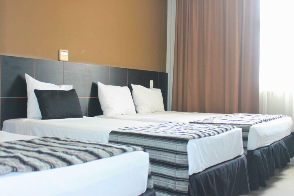 Deluxe Quadruple Room | Minibar, desk, soundproofing, bed sheets
