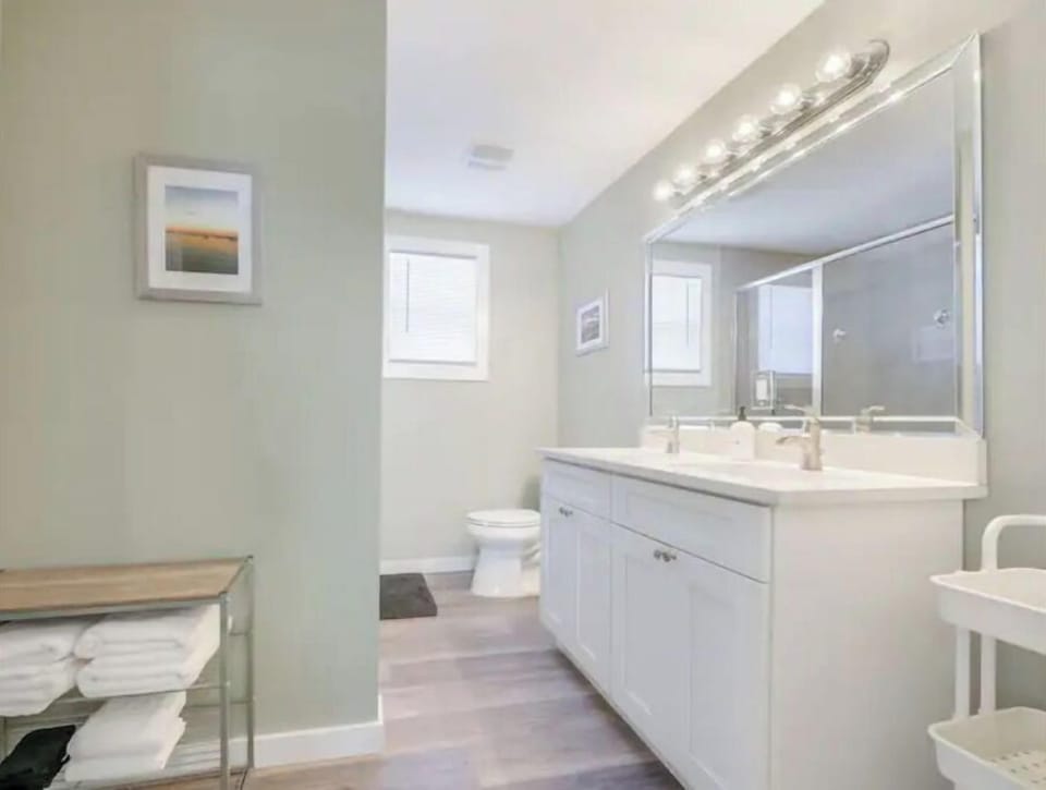 Bathroom - we supply towels, shampoo, conditioner, body wash & 2 hair dryers