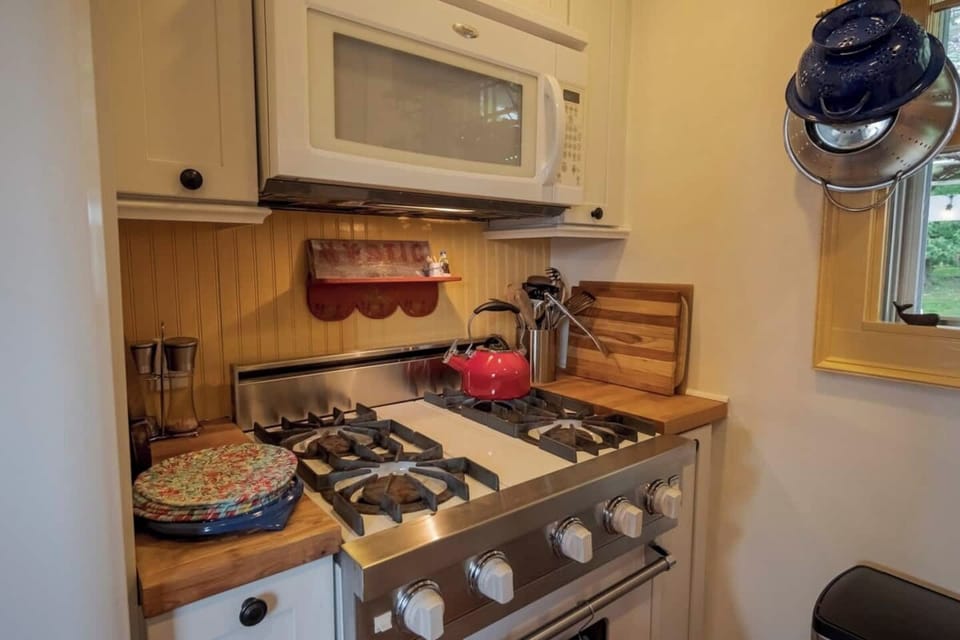 Viking four-burner gas stove.The simmer is so very nice for simmering stew on a winter's day. 