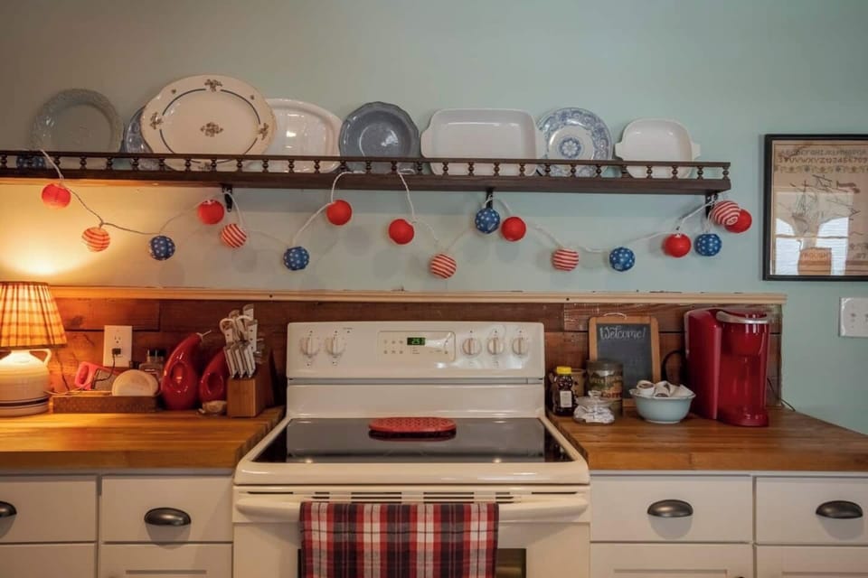Feel like making dinner tonight? No problem! Pots, pans, utensils, chopper,  blender... Everything you need to have a night in!