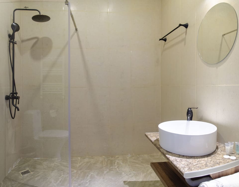 Deluxe Double or Twin Room, 1 King Bed, Garden View | Bathroom | Slippers