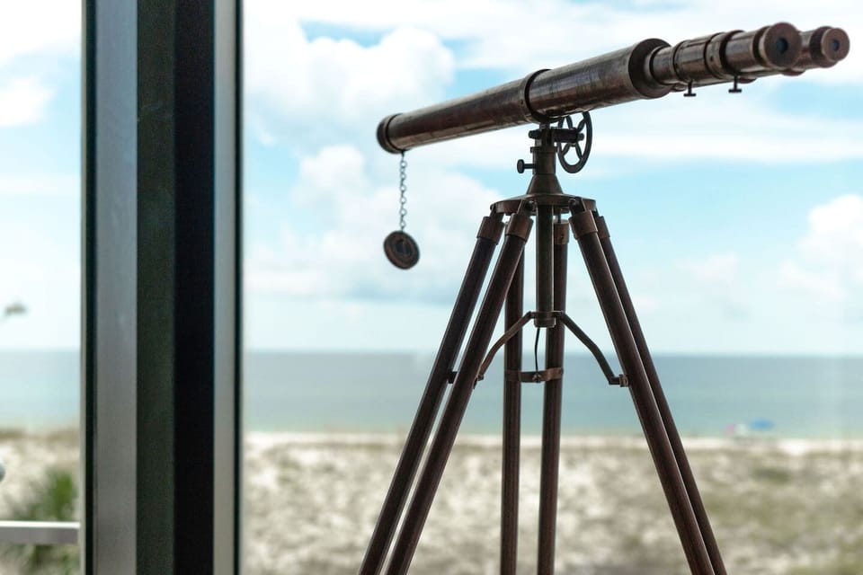 Spot dolphins and pelicans with delight through the vintage-style telescope.
