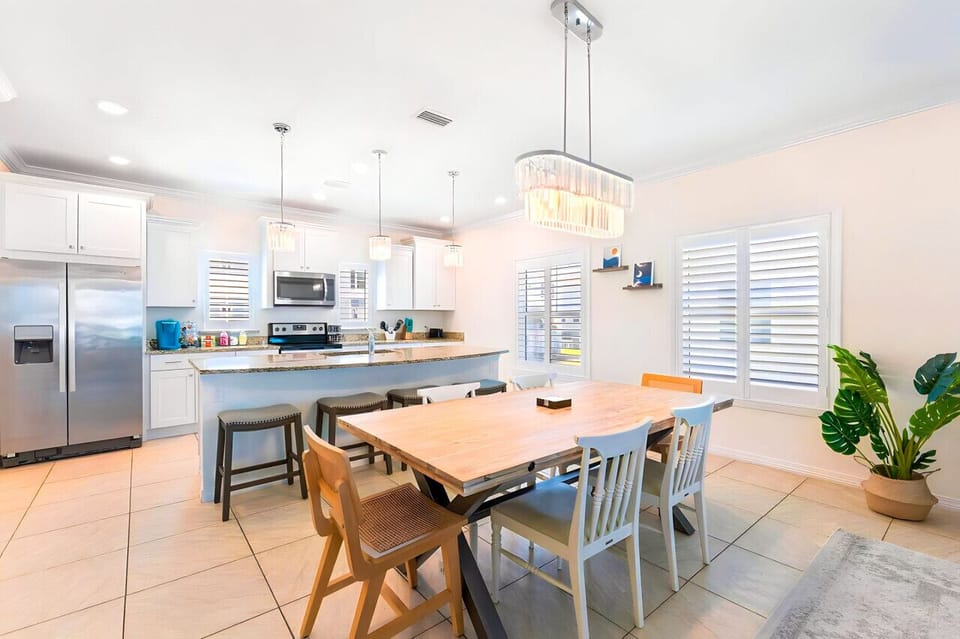 Fully equipped kitchen with modern appliances and a large dining table. Everything you need to prepare and enjoy delicious meals during your stay.