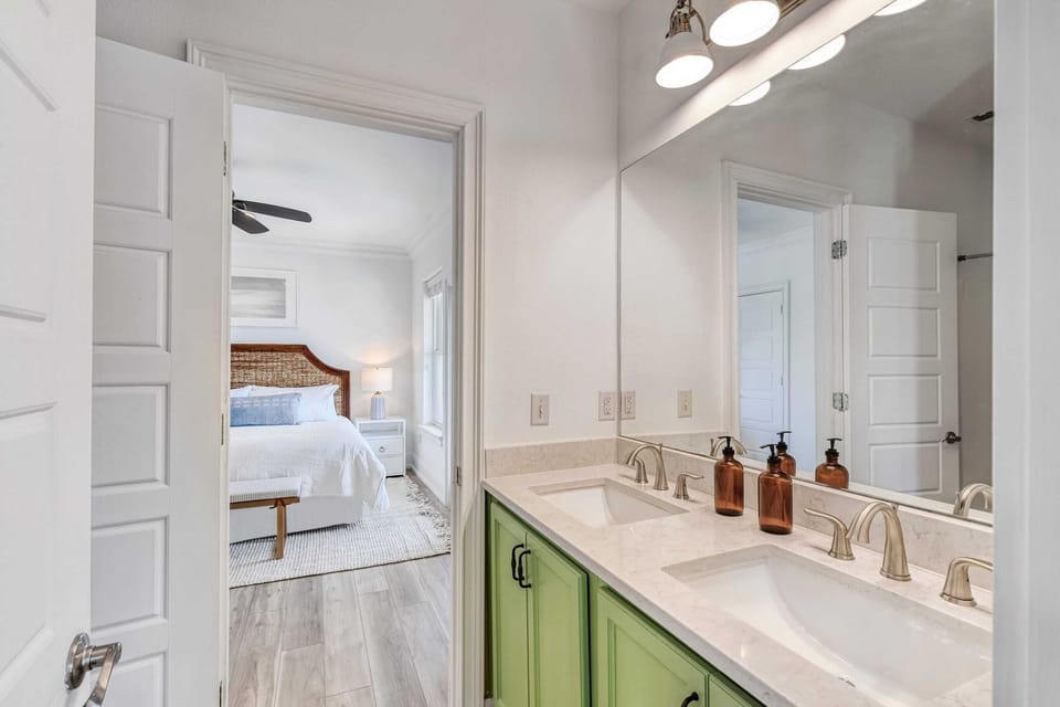 Sleeps 20, Private Pool, Putting Green, Walk to Beach Vitamin Sea by Avantstay Apartment in Miramar Beach