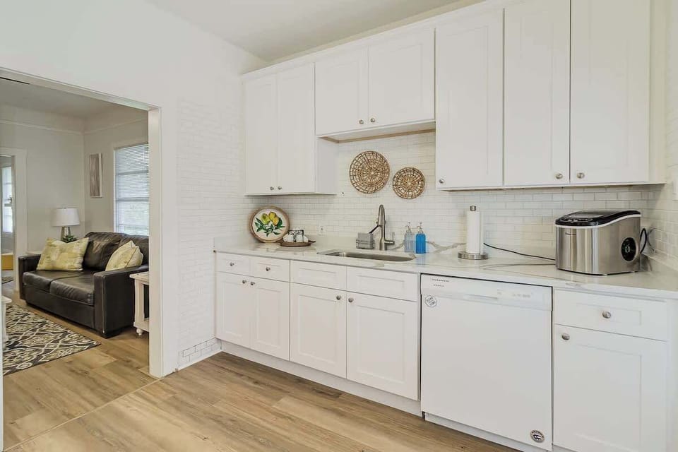 New kitchen, quartz countertops, new appliances for your culinary enjoyment.