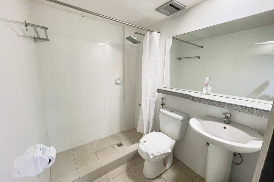 Standard Queen Room | Bathroom | Shower, rainfall showerhead, free toiletries, towels
