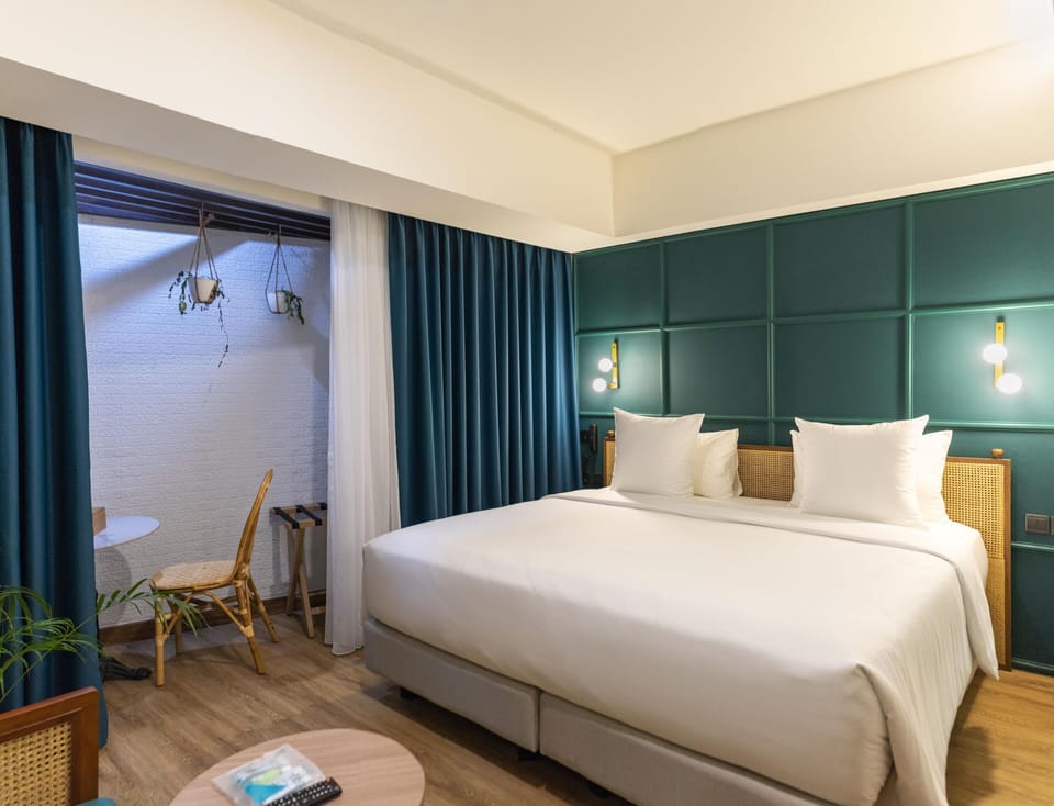 Double Room, 1 King Bed | In-room safe, desk, blackout drapes, soundproofing