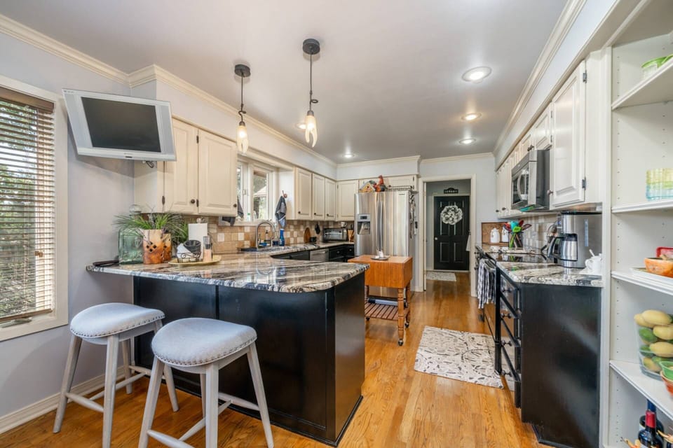 Kitchen | Cooking Essentials | Granite Countertops | Stainless Steel Appliances