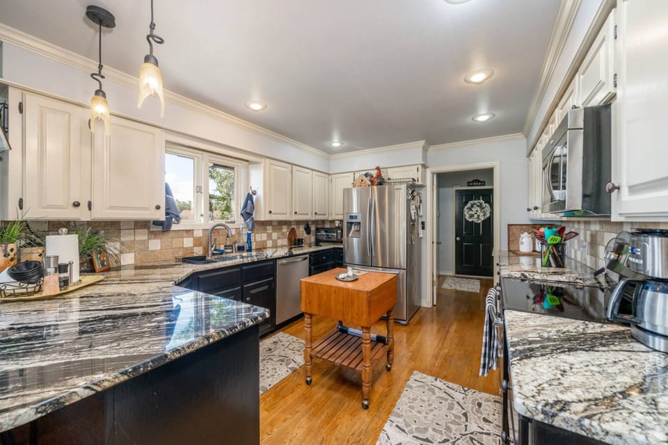 Kitchen | Cooking Essentials | Granite Countertops | Stainless Steel Appliances