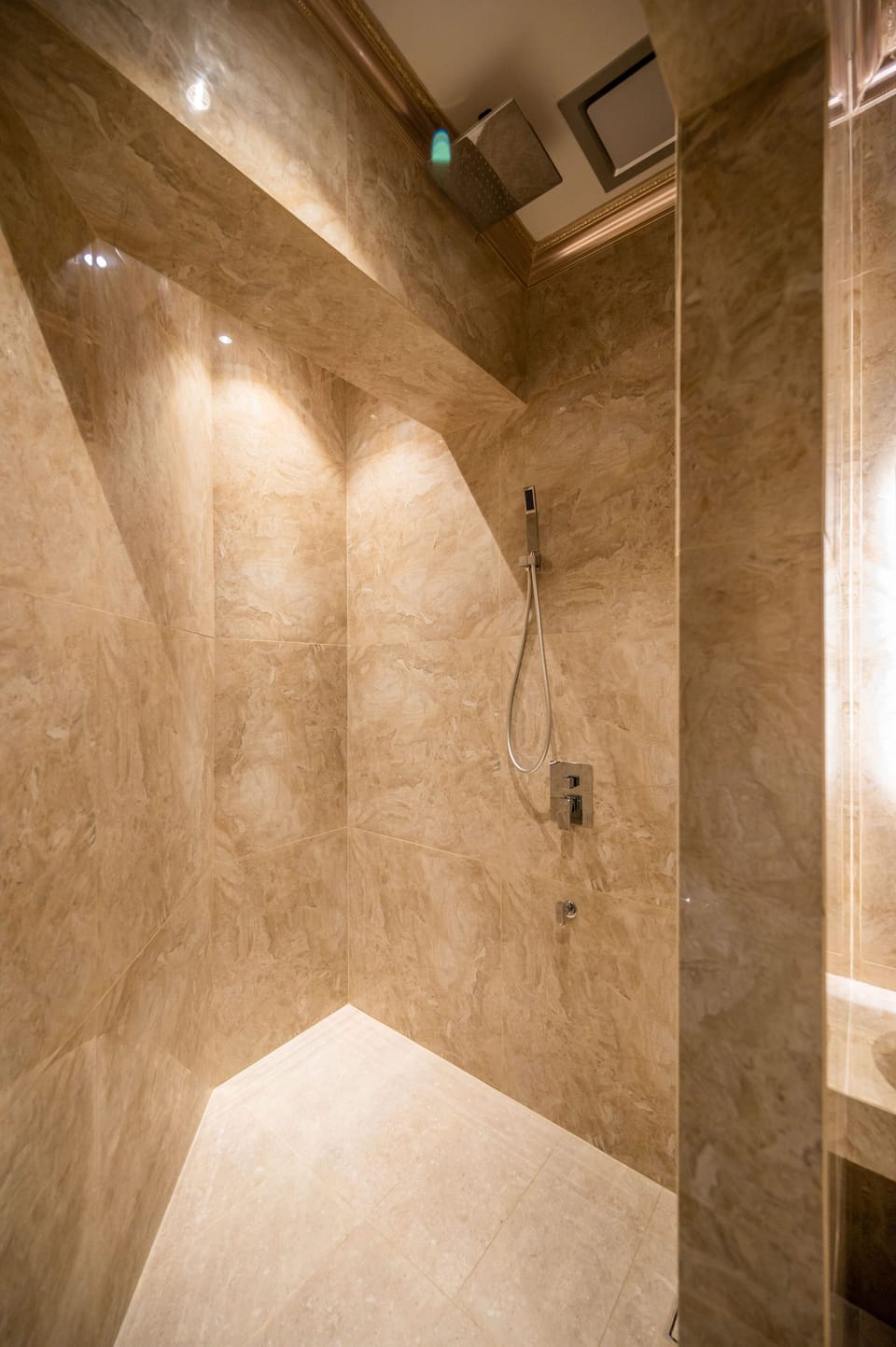Luxury Double Room | Bathroom shower