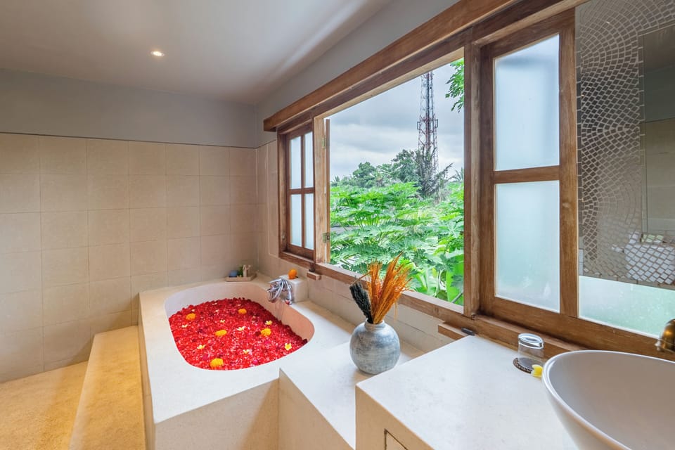 King Room | Bathroom | Separate tub and shower, rainfall showerhead, free toiletries
