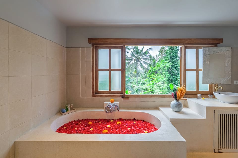 King Room | Bathroom | Separate tub and shower, rainfall showerhead, free toiletries