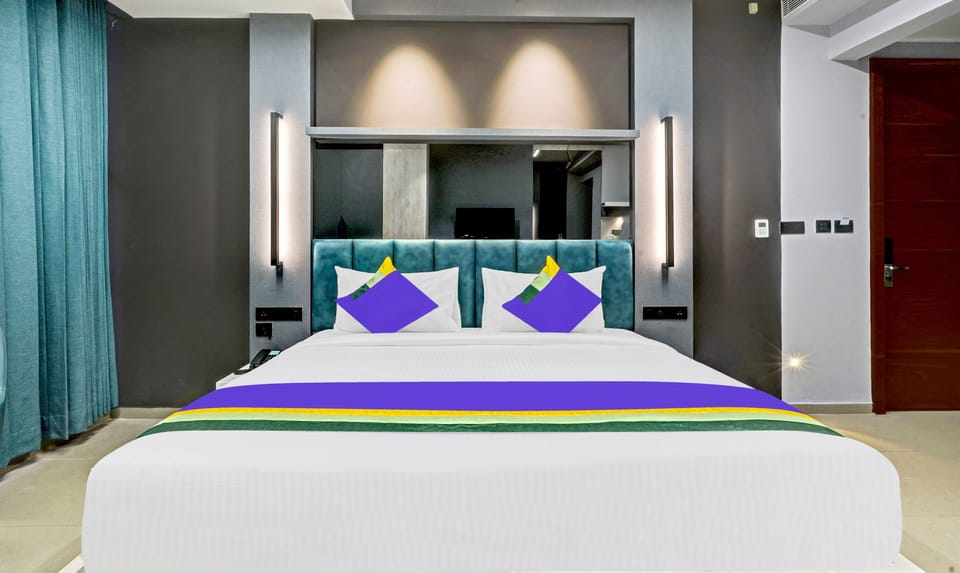 Standard Double Room | Desk, iron/ironing board