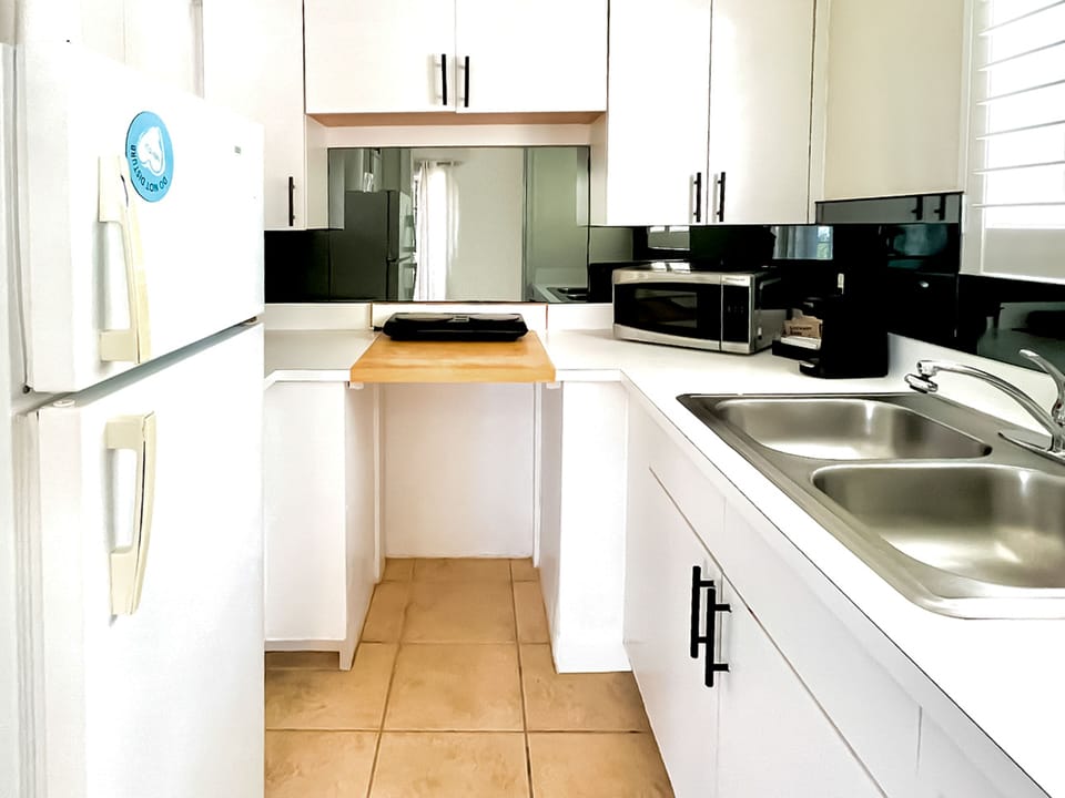 Suite, 1 Bedroom | Private kitchen | Fridge, microwave, coffee/tea maker, paper towels