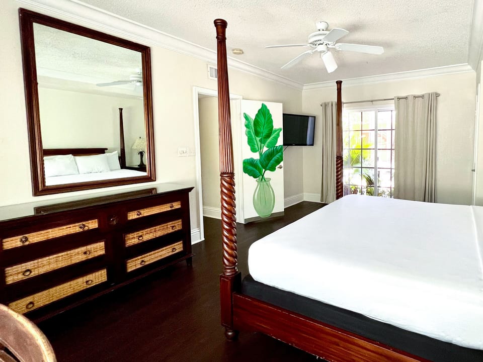 Suite, 1 Bedroom | In-room safe, individually decorated, individually furnished