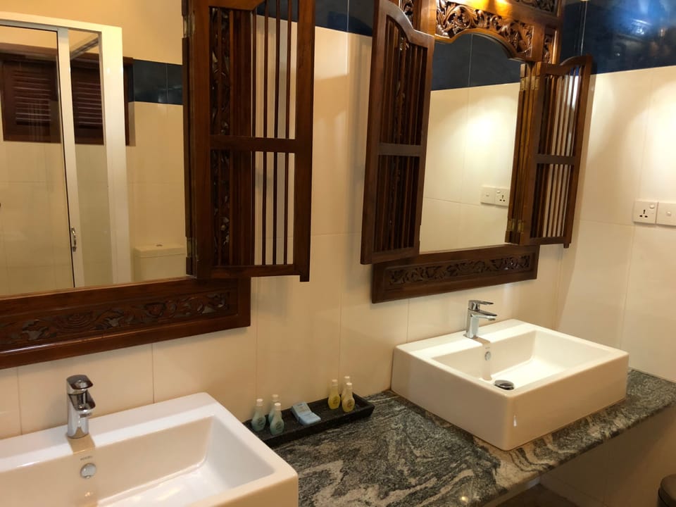Superior Room, Garden View | Bathroom | Shower, hydromassage showerhead, free toiletries, hair dryer