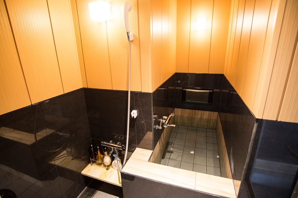 Hyoutan Japanese Style Family Suite Room with Open-Air Golden Hot Springs | Bathroom | Separate tub and shower, deep soaking tub, free toiletries, hair dryer