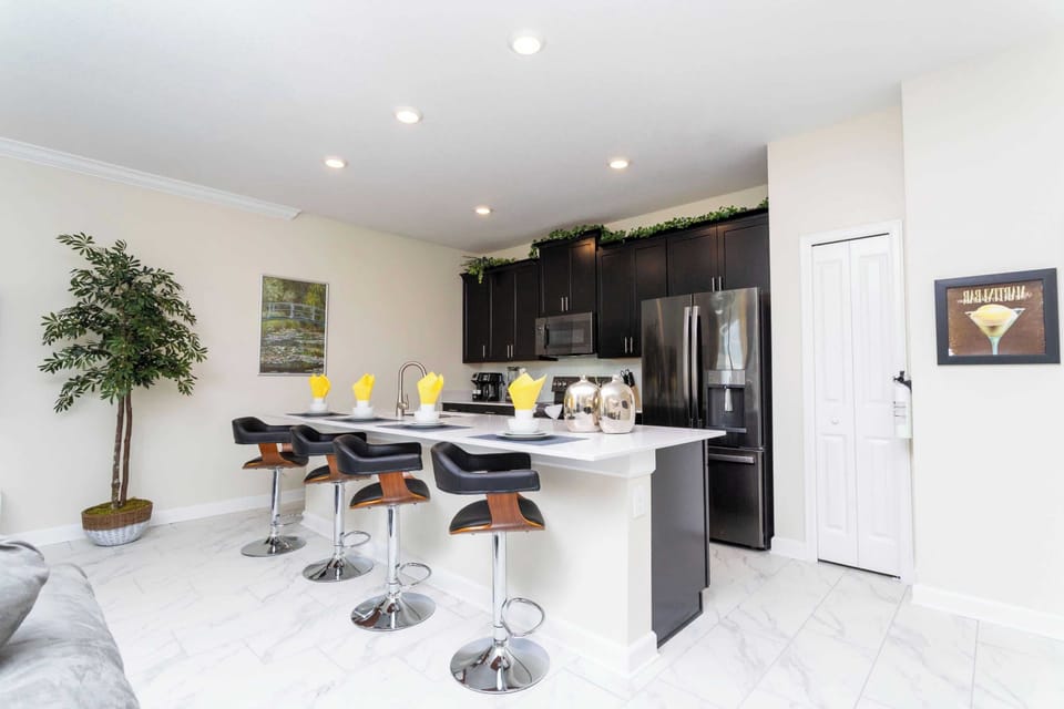 Townhome | Private kitchen | Full-size fridge, microwave, oven, stovetop