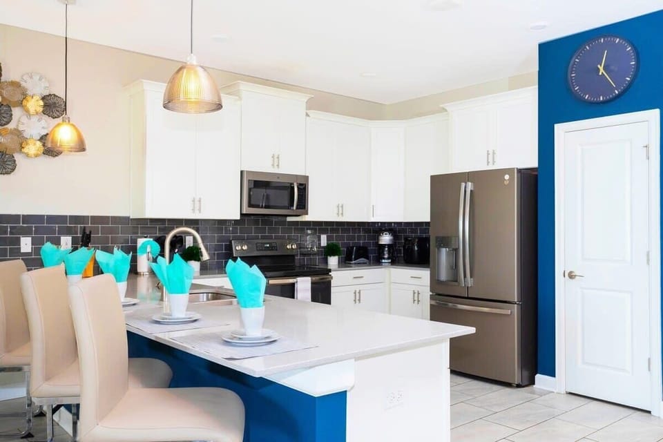 Townhome | Private kitchen | Full-size fridge, microwave, oven, stovetop