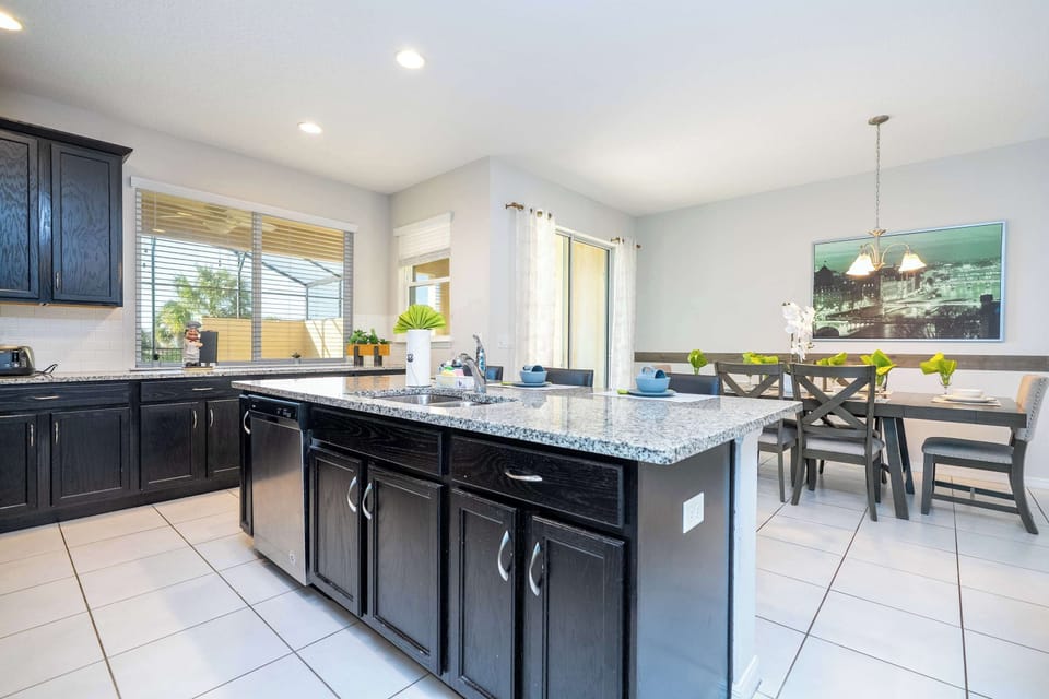 Townhome | Private kitchen | Full-size fridge, microwave, oven, stovetop