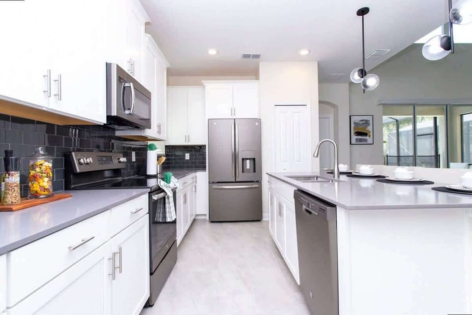 Townhome | Private kitchen | Full-size fridge, microwave, oven, stovetop