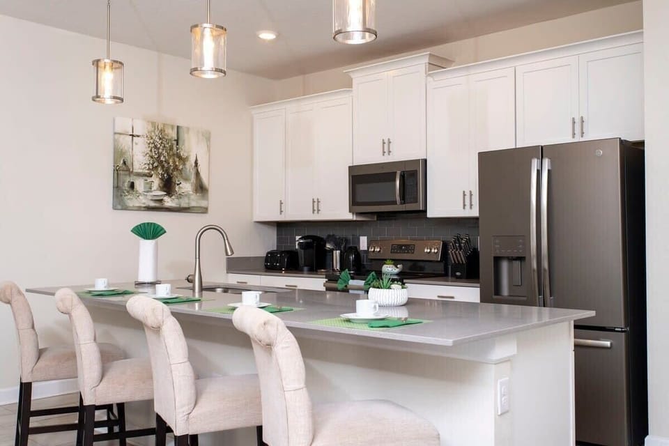 Townhome | Private kitchen | Full-size fridge, microwave, oven, stovetop