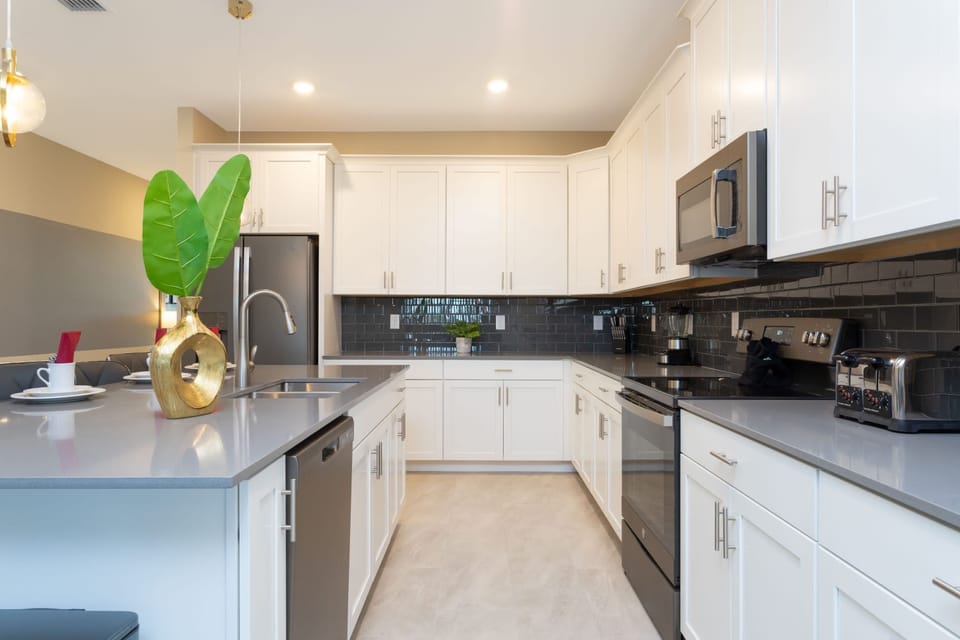 Townhome | Private kitchen | Full-size fridge, microwave, oven, stovetop