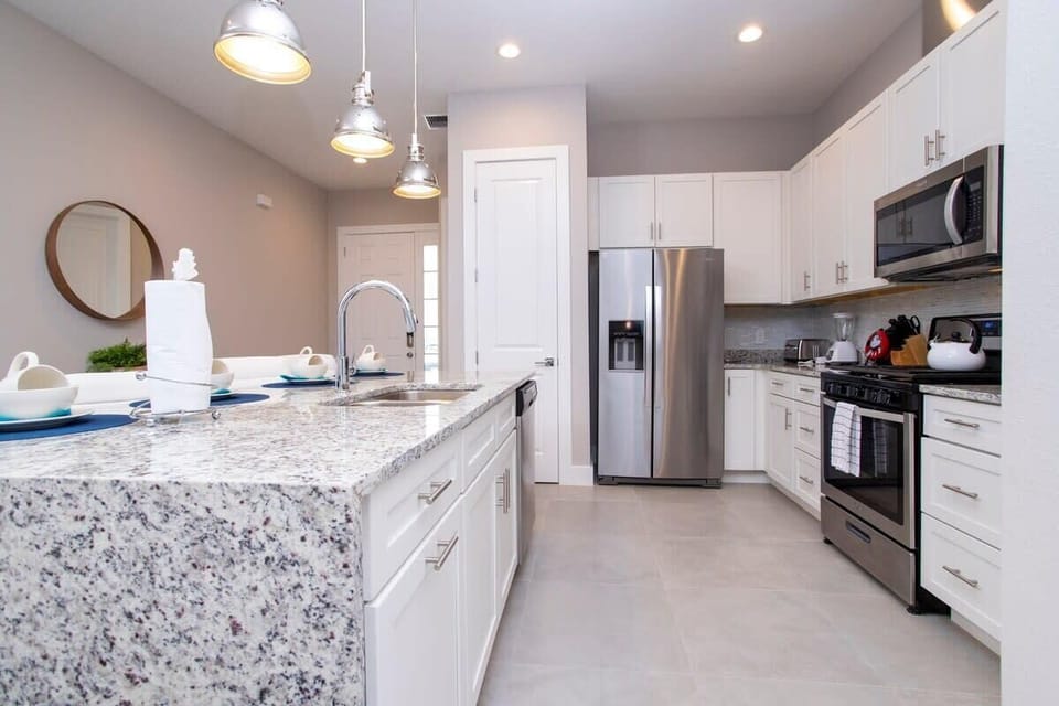Townhome | Private kitchen | Full-size fridge, microwave, oven, stovetop