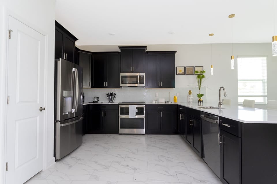 Full-size fridge, microwave, oven, stovetop