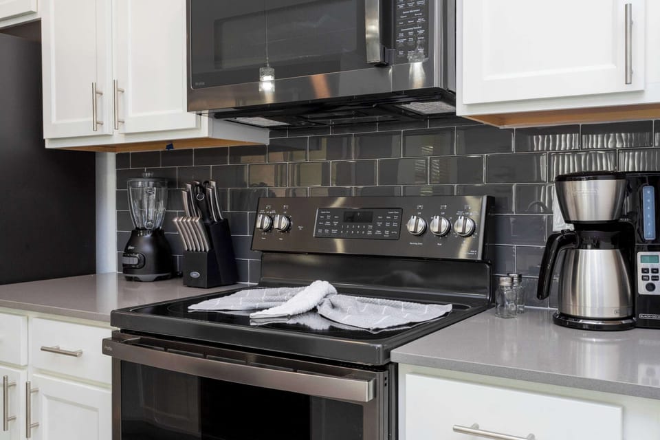 Townhome | Private kitchen | Full-size fridge, microwave, oven, stovetop