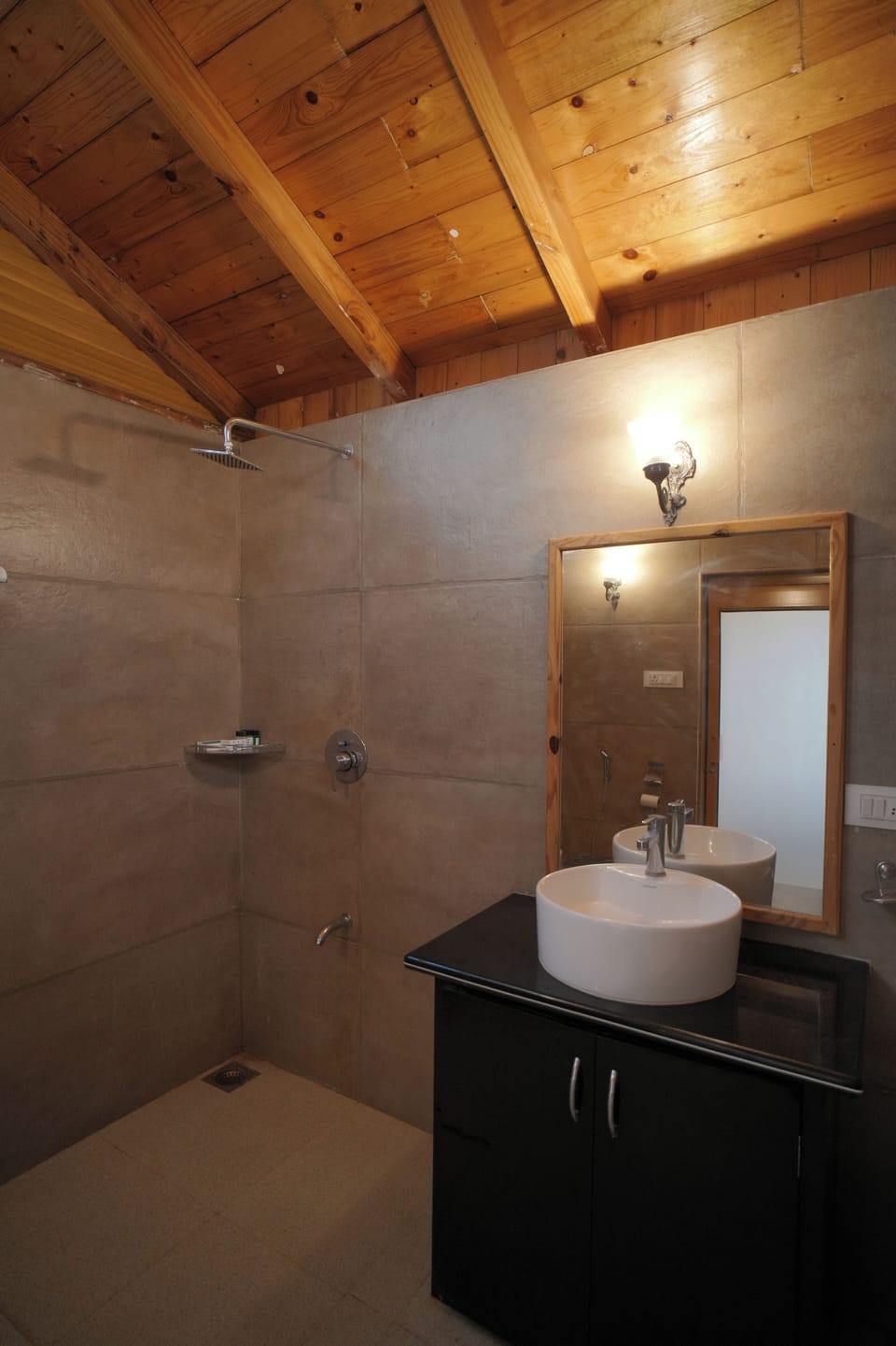 Deluxe Villa | Bathroom | Deep soaking tub, rainfall showerhead, free toiletries, towels