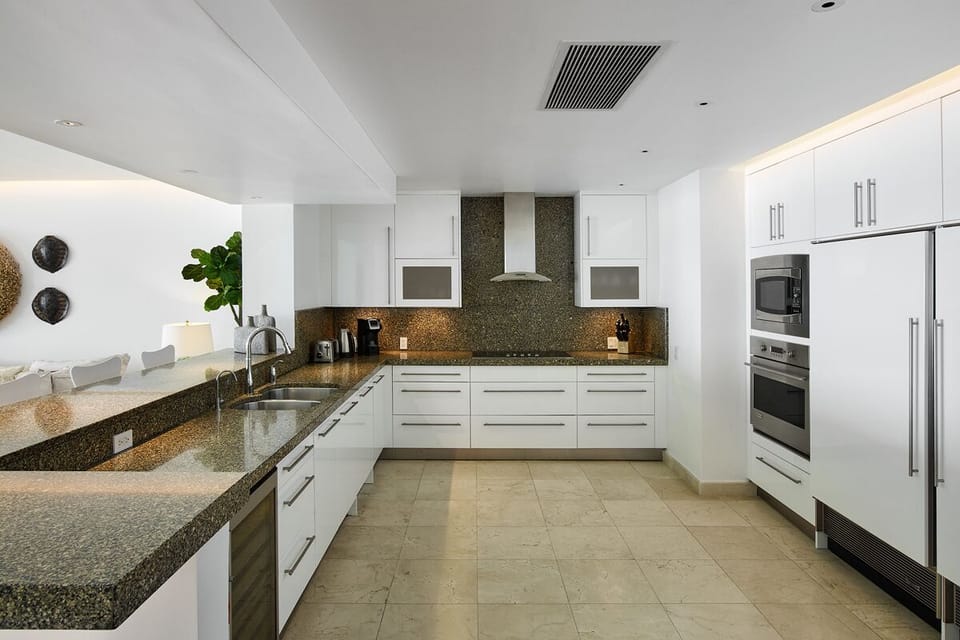 Portico 3 - Beachy abode offers luxe amenities