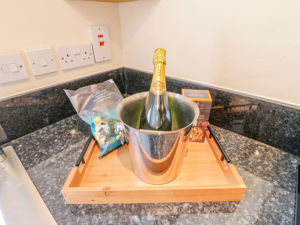 Cottage | Private kitchen | Fridge, dishwasher, electric kettle, toaster