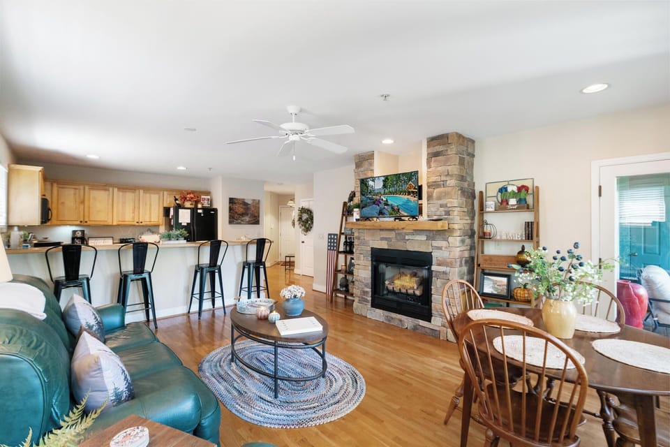 Open Floor Plan--- Kitchen/Dining/Living Rooms