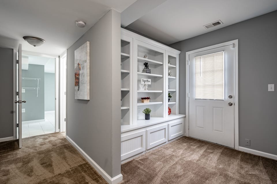 Spacious wardrobe with ample drawers for your clothes.