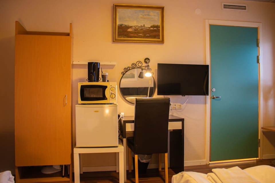 Hypo-allergenic bedding, desk, laptop workspace, free WiFi