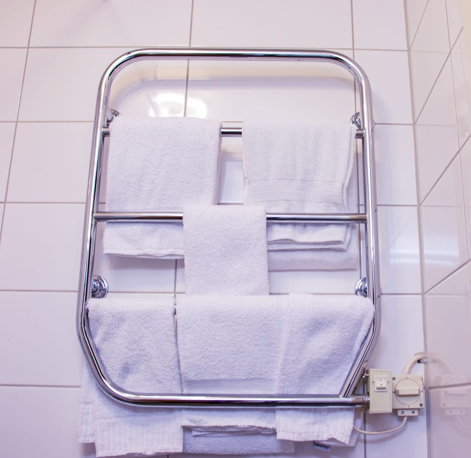 Shower, free toiletries, towels
