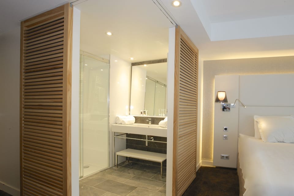 Rainfall showerhead, eco-friendly toiletries, hair dryer, towels